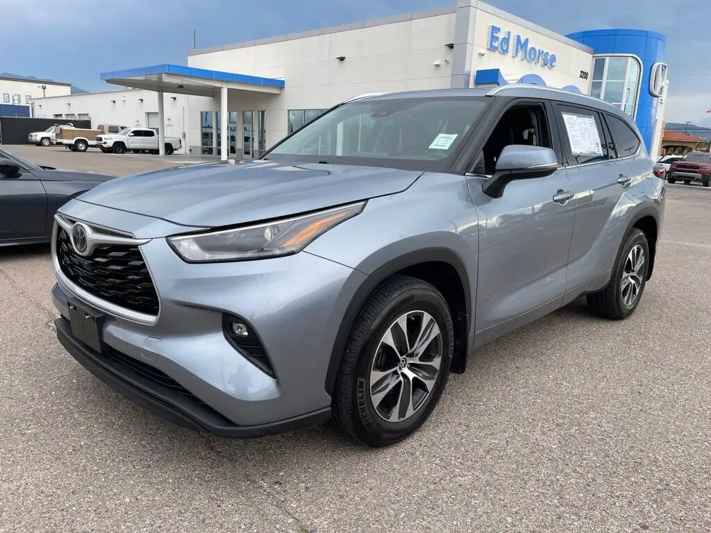 2021 Toyota Highlander XLE — photo 1 of 13