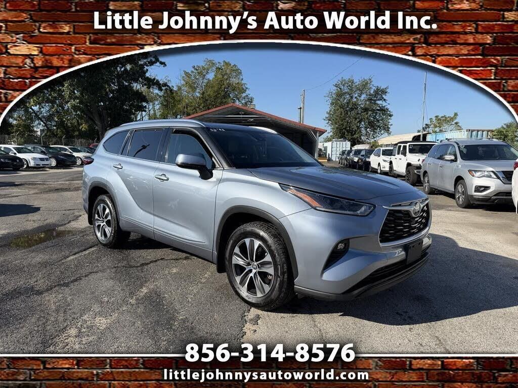 2021 Toyota Highlander XLE — photo 1 of 1