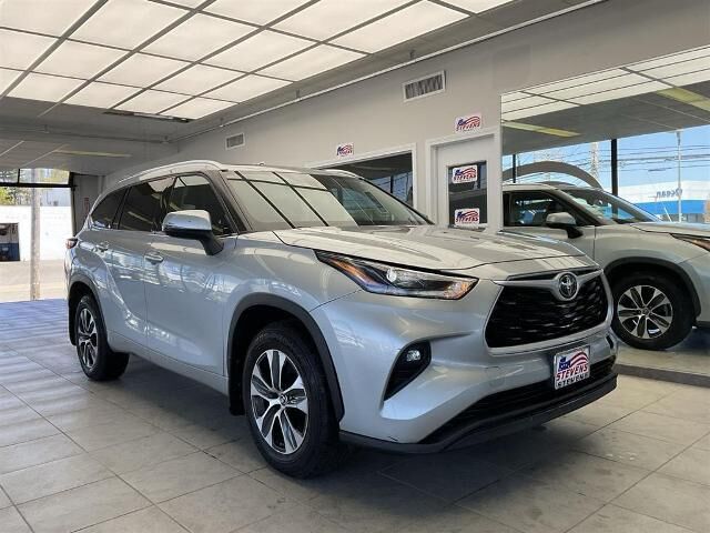 2021 Toyota Highlander XLE — photo 1 of 7