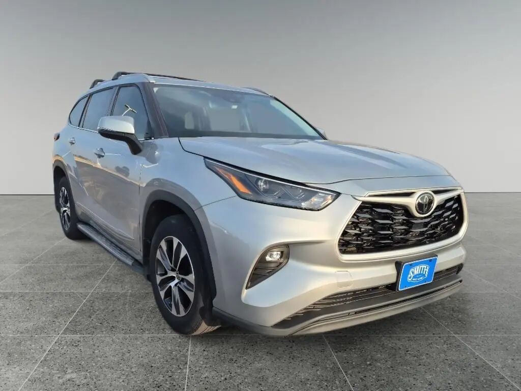 2022 Toyota Highlander XLE — photo 1 of 26