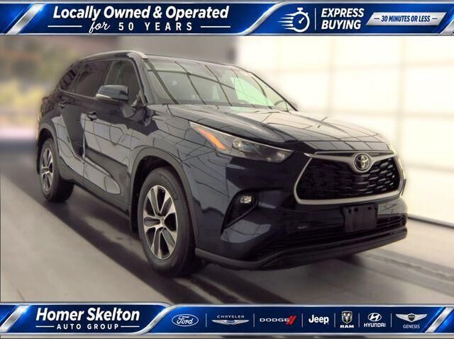 2022 Toyota Highlander XLE — photo 1 of 8