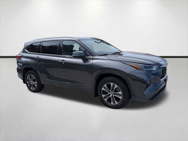 2021 Toyota Highlander XLE — photo 1 of 13