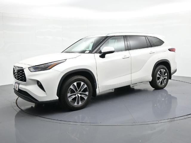 2021 Toyota Highlander XLE — photo 1 of 26