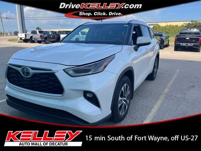 2021 Toyota Highlander XLE — photo 1 of 29