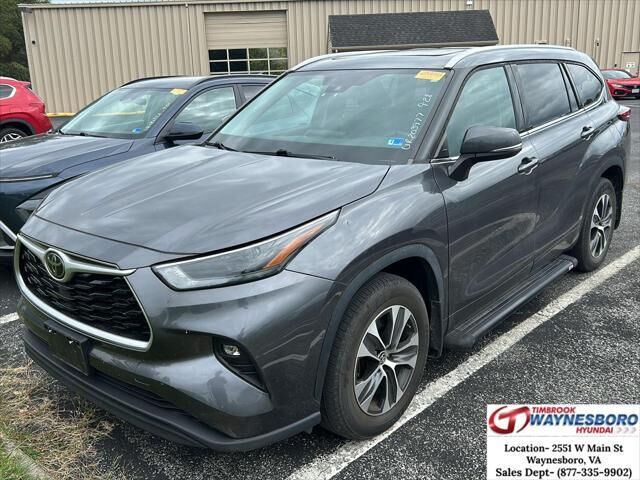 2022 Toyota Highlander XLE — photo 1 of 13