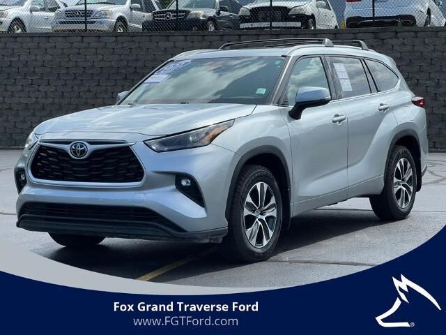 2022 Toyota Highlander XLE — photo 1 of 26