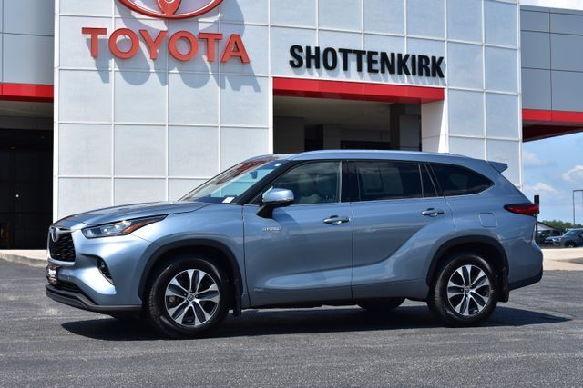 2020 Toyota Highlander XLE — photo 1 of 13