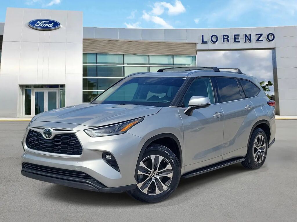 2021 Toyota Highlander XLE — photo 1 of 13
