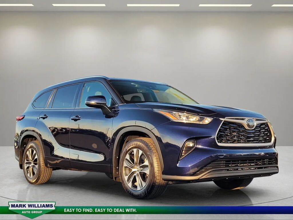 2020 Toyota Highlander XLE — photo 1 of 12