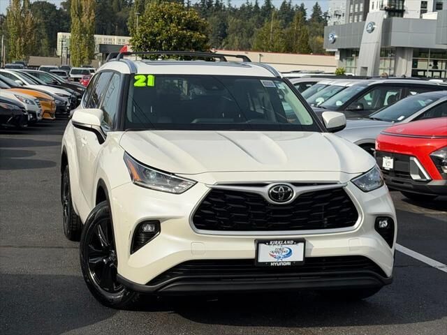 2021 Toyota Highlander XLE — photo 1 of 13