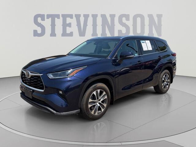 2021 Toyota Highlander XLE — photo 1 of 1