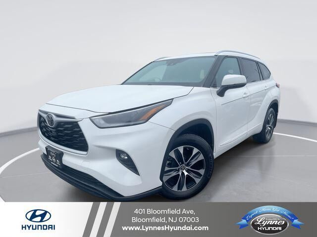 2021 Toyota Highlander XLE — photo 1 of 1