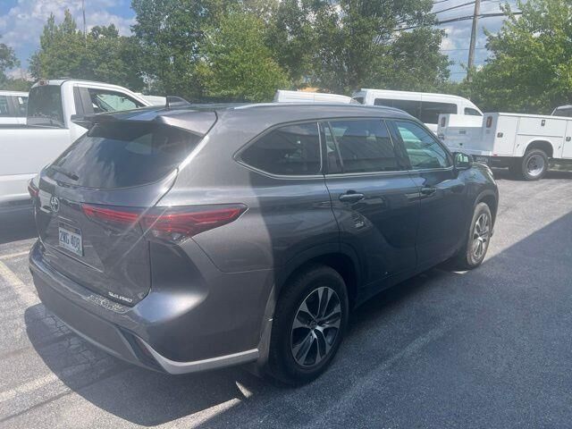 2021 Toyota Highlander XLE — photo 1 of 4