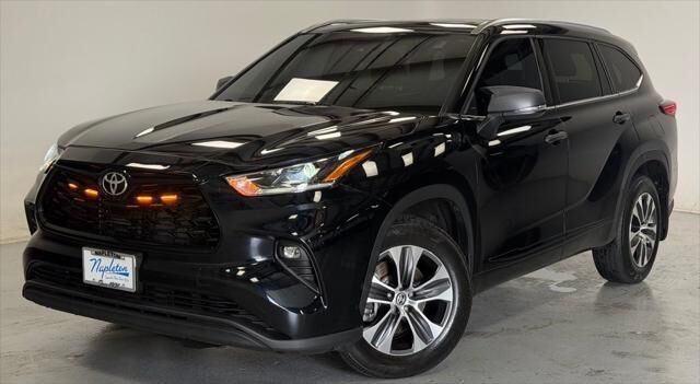 2021 Toyota Highlander XLE — photo 1 of 13