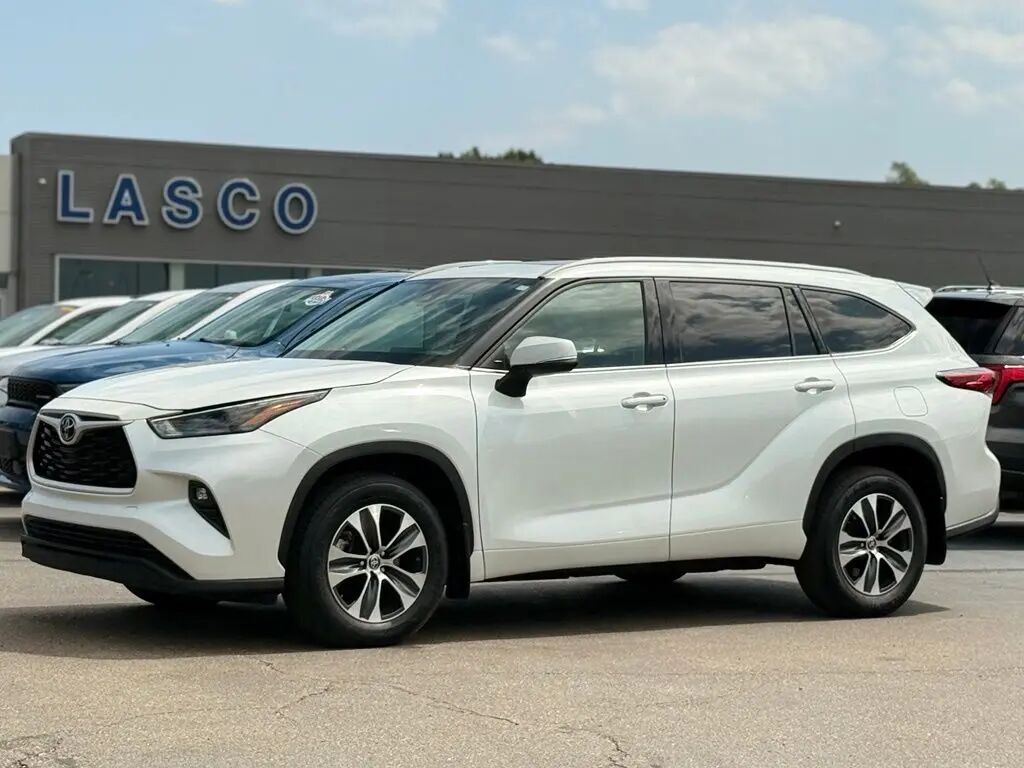 2022 Toyota Highlander XLE — photo 1 of 13