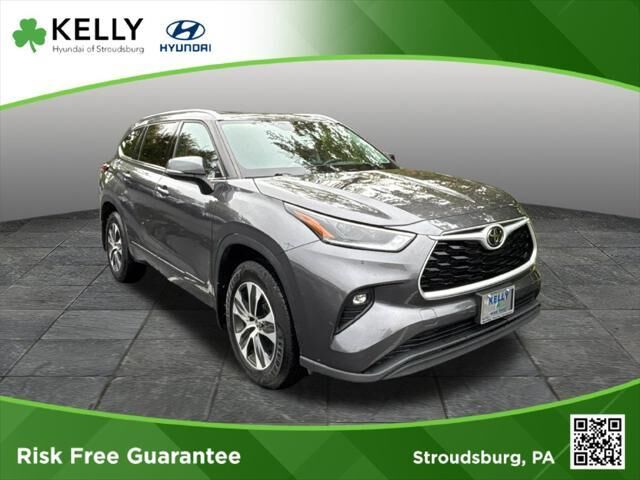 2021 Toyota Highlander XLE — photo 1 of 13