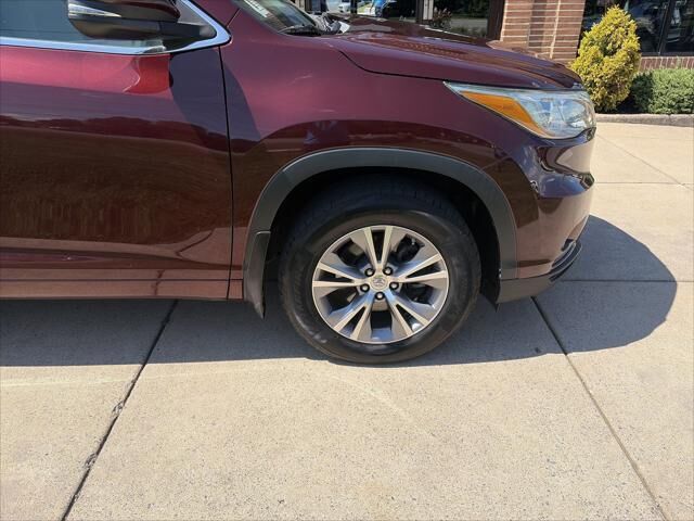 2015 Toyota Highlander XLE — photo 1 of 13
