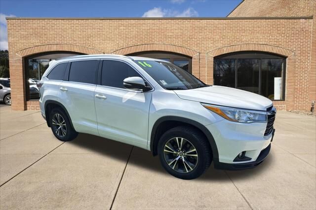 2016 Toyota Highlander XLE — photo 1 of 13