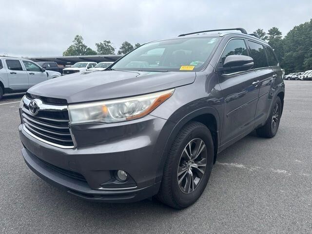 2016 Toyota Highlander XLE — photo 1 of 2