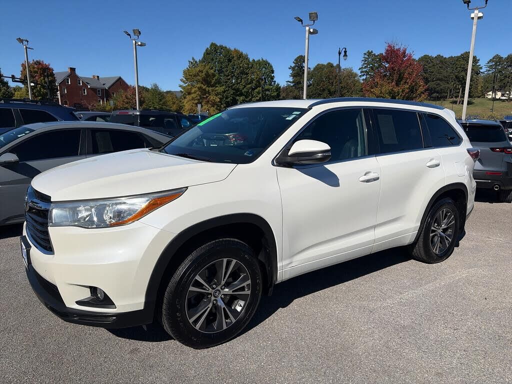 2016 Toyota Highlander XLE — photo 1 of 1