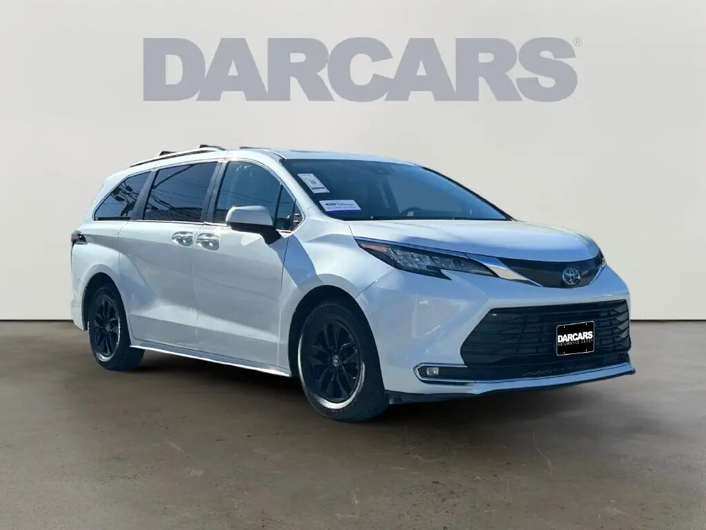 2022 Toyota Sienna XLE 8-Passenger — photo 1 of 13