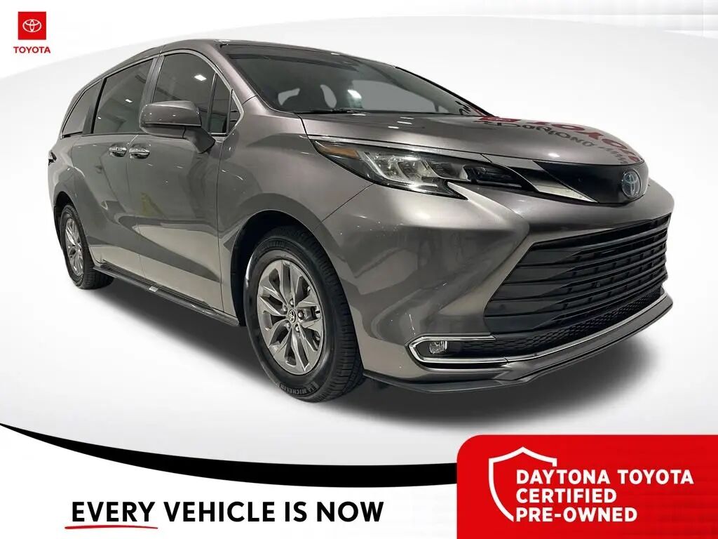 2022 Toyota Sienna XLE 8-Passenger — photo 1 of 13