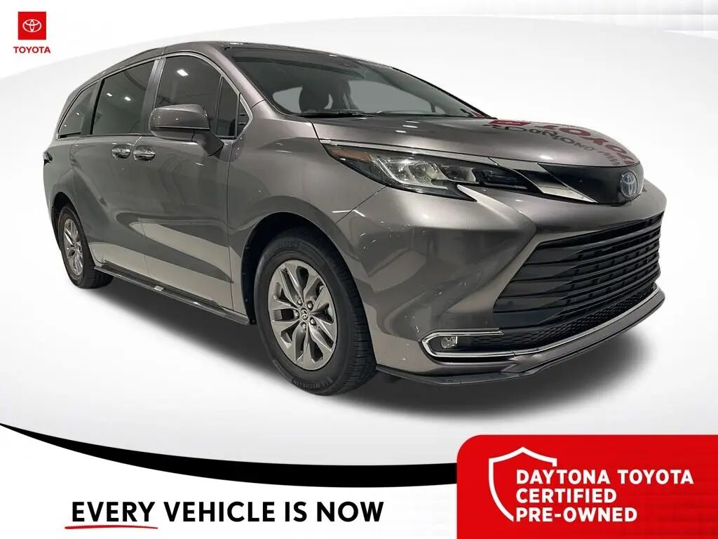 2022 Toyota Sienna XLE 8-Passenger — photo 1 of 36