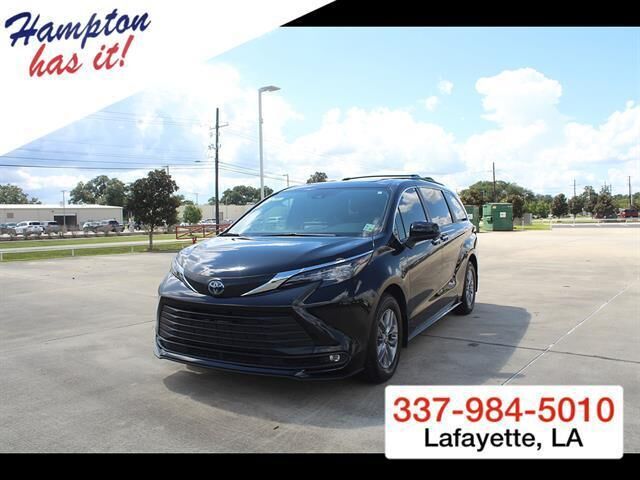 2025 Toyota Sienna XLE 8-Passenger — photo 1 of 13