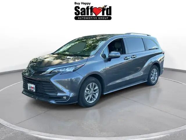 2025 Toyota Sienna XLE 8-Passenger — photo 1 of 13