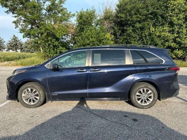2021 Toyota Sienna XLE 7-Passenger — photo 1 of 16