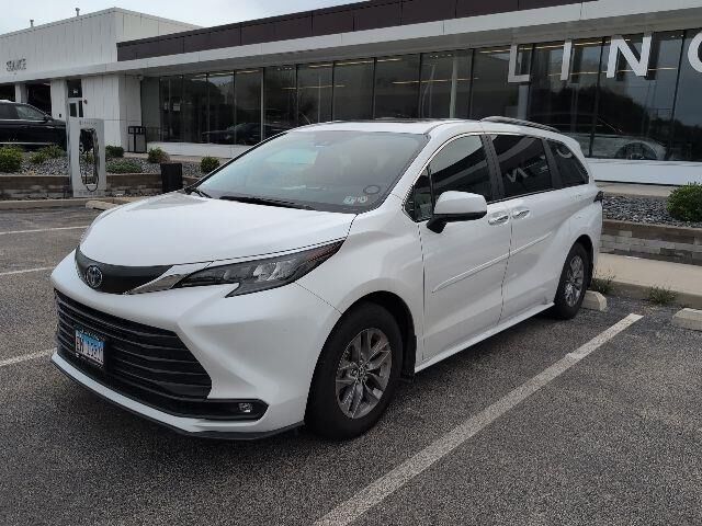 2025 Toyota Sienna XLE 7-Passenger — photo 1 of 42
