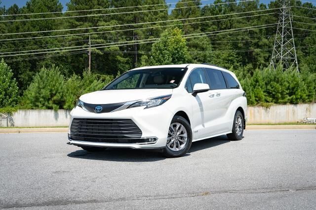 2021 Toyota Sienna XLE 7-Passenger — photo 1 of 26