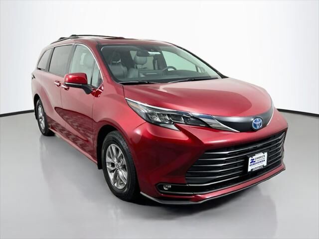 2025 Toyota Sienna XLE 7-Passenger — photo 1 of 13