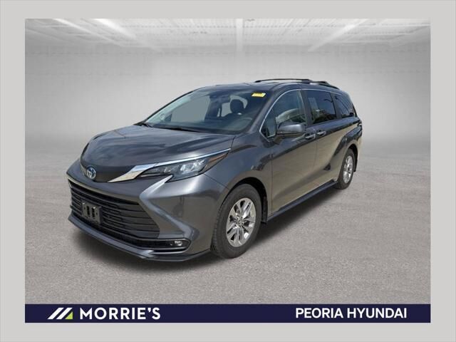 2025 Toyota Sienna XLE 7-Passenger — photo 1 of 13