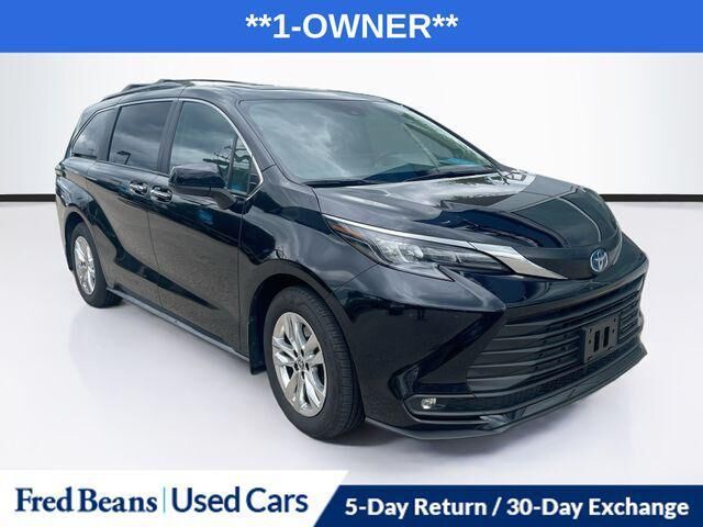 2025 Toyota Sienna XLE 7-Passenger — photo 1 of 11