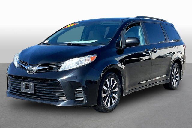2018 Toyota Sienna LE — photo 1 of 13