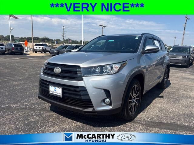 2017 Toyota Highlander SE — photo 1 of 13