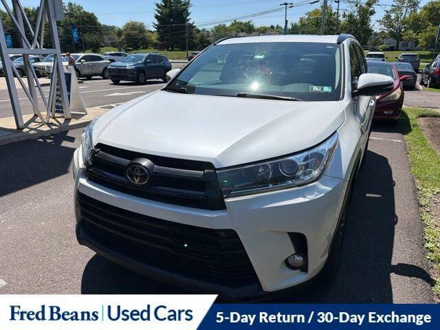 2017 Toyota Highlander SE — photo 1 of 23