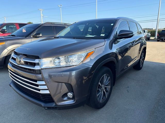 2019 Toyota Highlander XLE — photo 1 of 13
