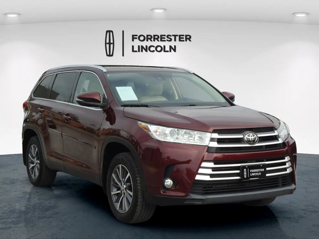 2019 Toyota Highlander XLE — photo 1 of 14