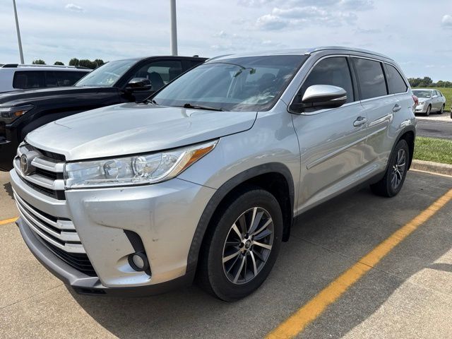2019 Toyota Highlander XLE — photo 1 of 11