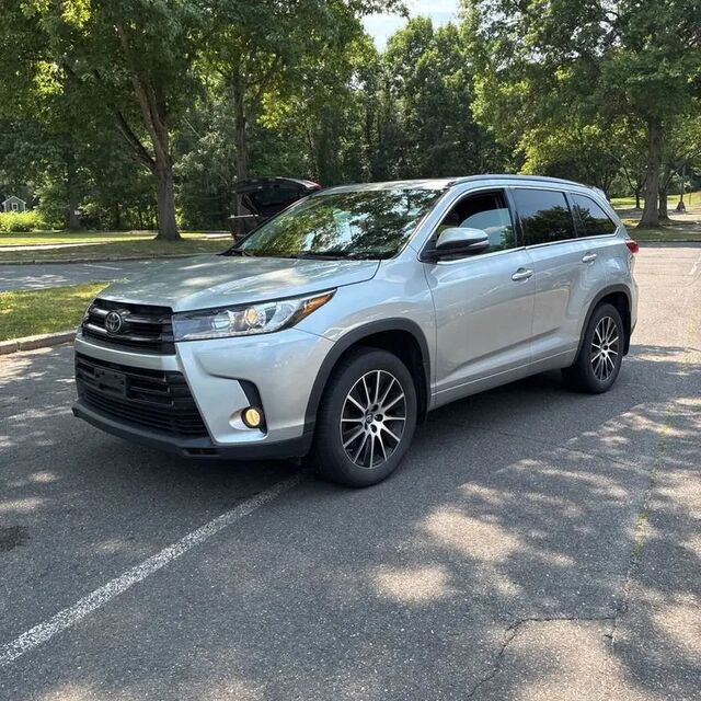 2017 Toyota Highlander XLE — photo 1 of 13