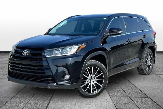 2017 Toyota Highlander SE — photo 1 of 13
