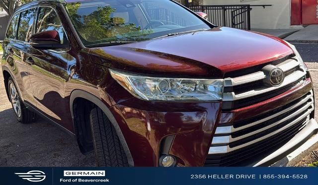 2019 Toyota Highlander SE — photo 1 of 4