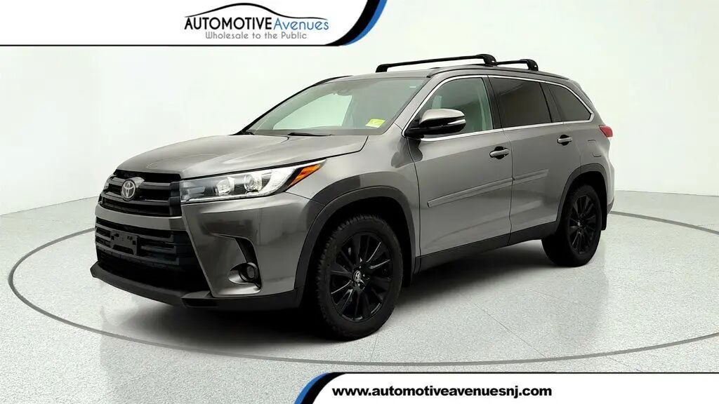 2019 Toyota Highlander XLE — photo 1 of 13