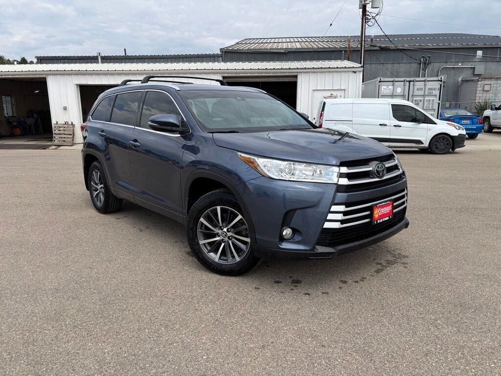 2017 Toyota Highlander XLE — photo 1 of 9