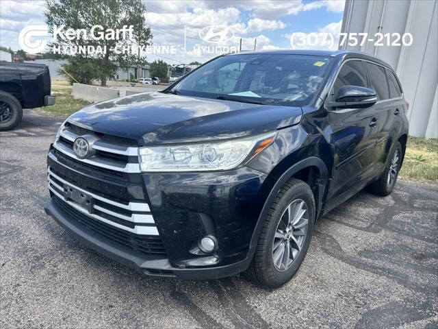 2018 Toyota Highlander SE — photo 1 of 1