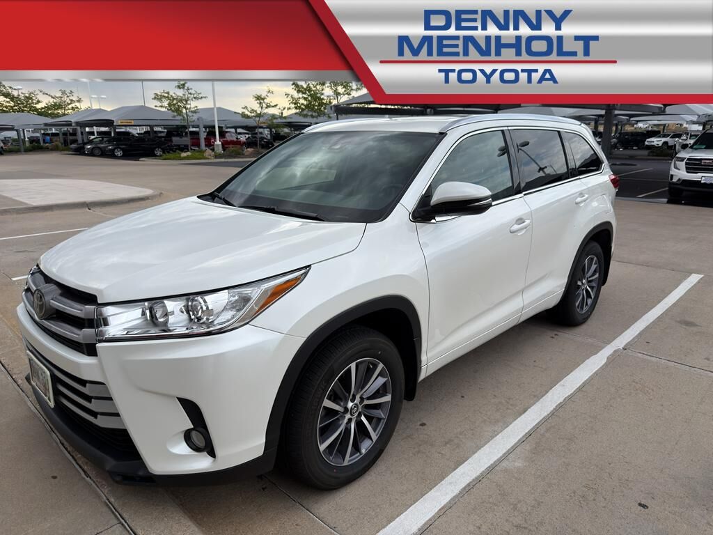 2017 Toyota Highlander — photo 1 of 1