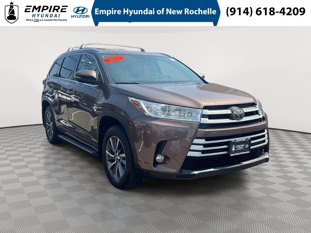 2017 Toyota Highlander XLE — photo 1 of 13