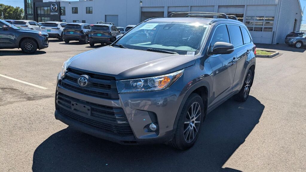 2018 Toyota Highlander SE — photo 1 of 13
